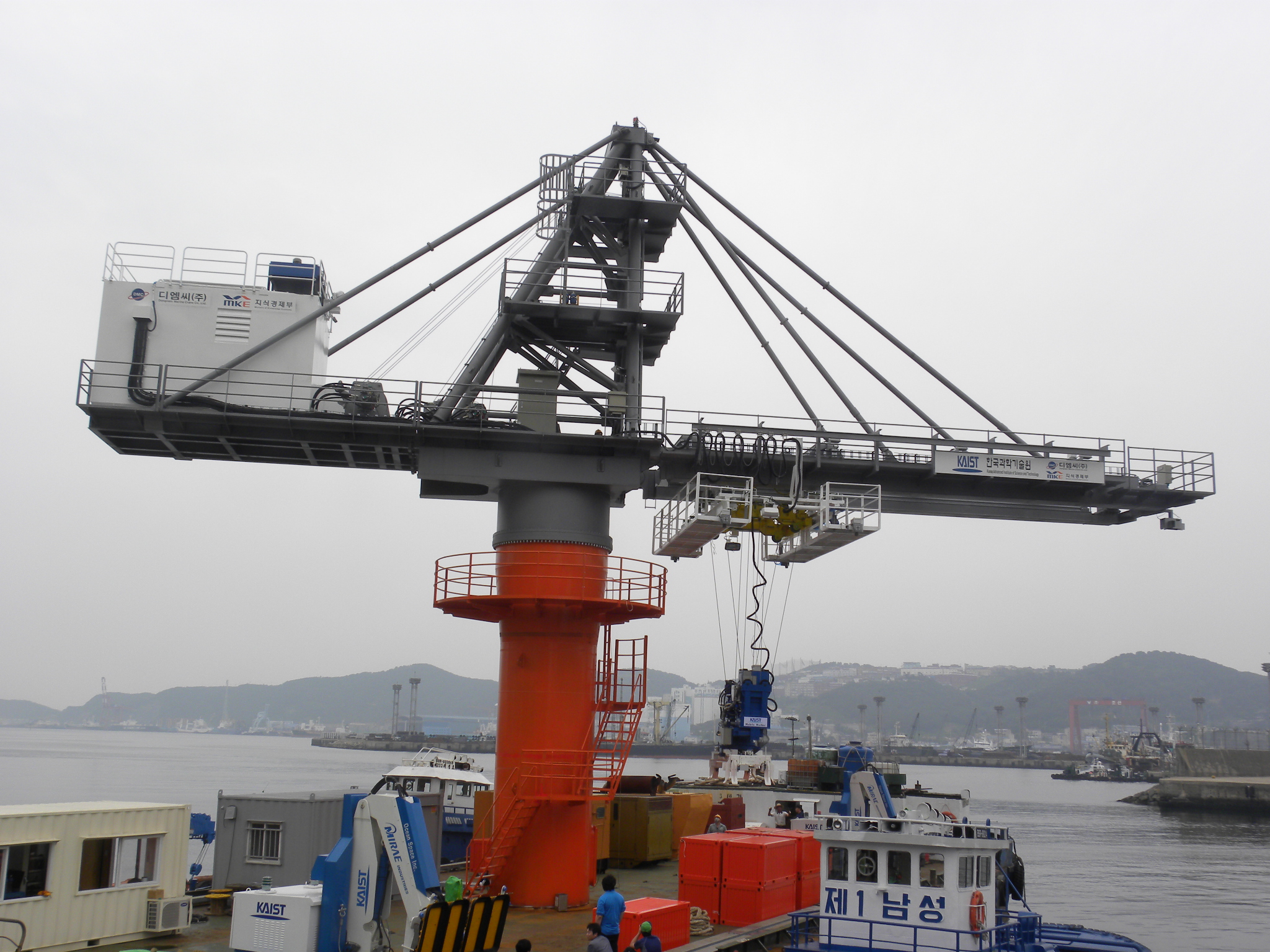 Mobile Harbor delivers the goods for container ships at sea by Reuters TV 이미지
