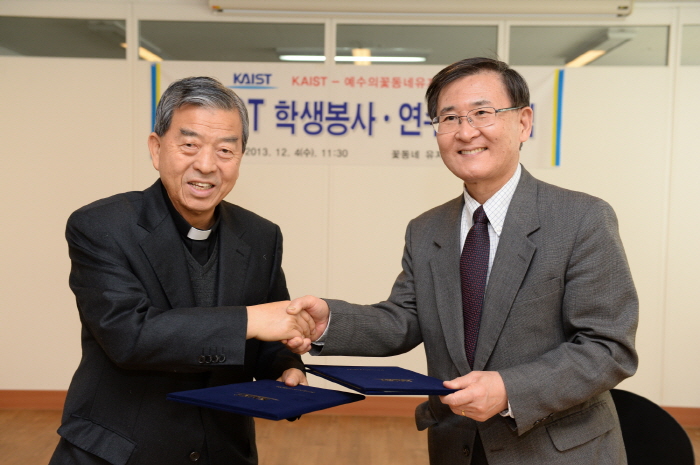 Freshmen join a volunteer program to assist people in need 이미지