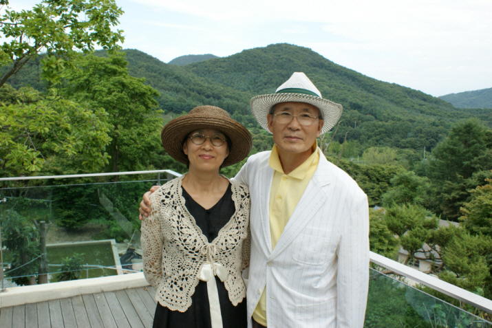 Mrs. Kim Sam Yeol donates to KAIST 5 billion Korean Won in real estate following her husband Chairman Kim Byoung Ho's act of generosity. 이미지
